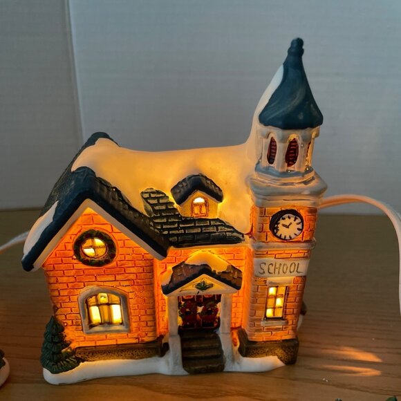 Vtg Holiday Traditions 8 Pc Lighted Christmas Village Set Hand Painted Porcelain - Picture 5 of 15